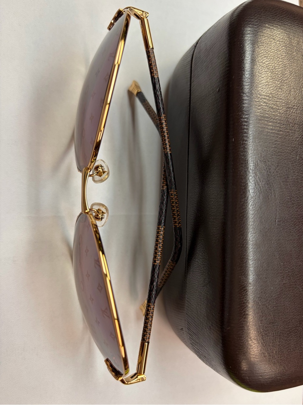 Louis Vuitton Women's Round Gold Frame Sunglasses - Brown Gradient Lenses - Picture 4 of 5